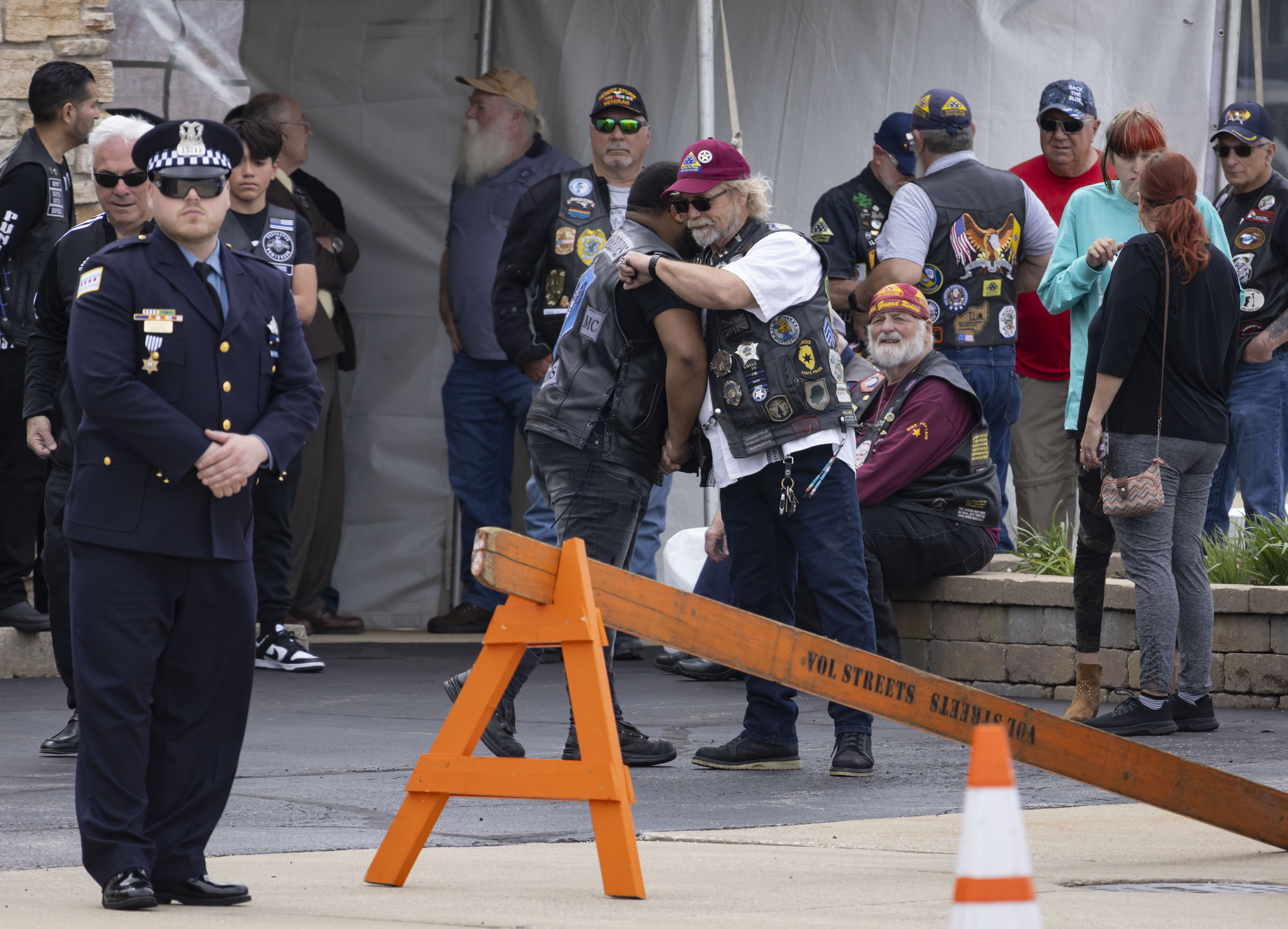 People line up to enter the visitation for Chicago police Officer Luis M. Huesca on April 28, 2024, at Blake-Lamb Funeral Home in Oak Lawn. (Brian Cassella/Chicago Tribune)