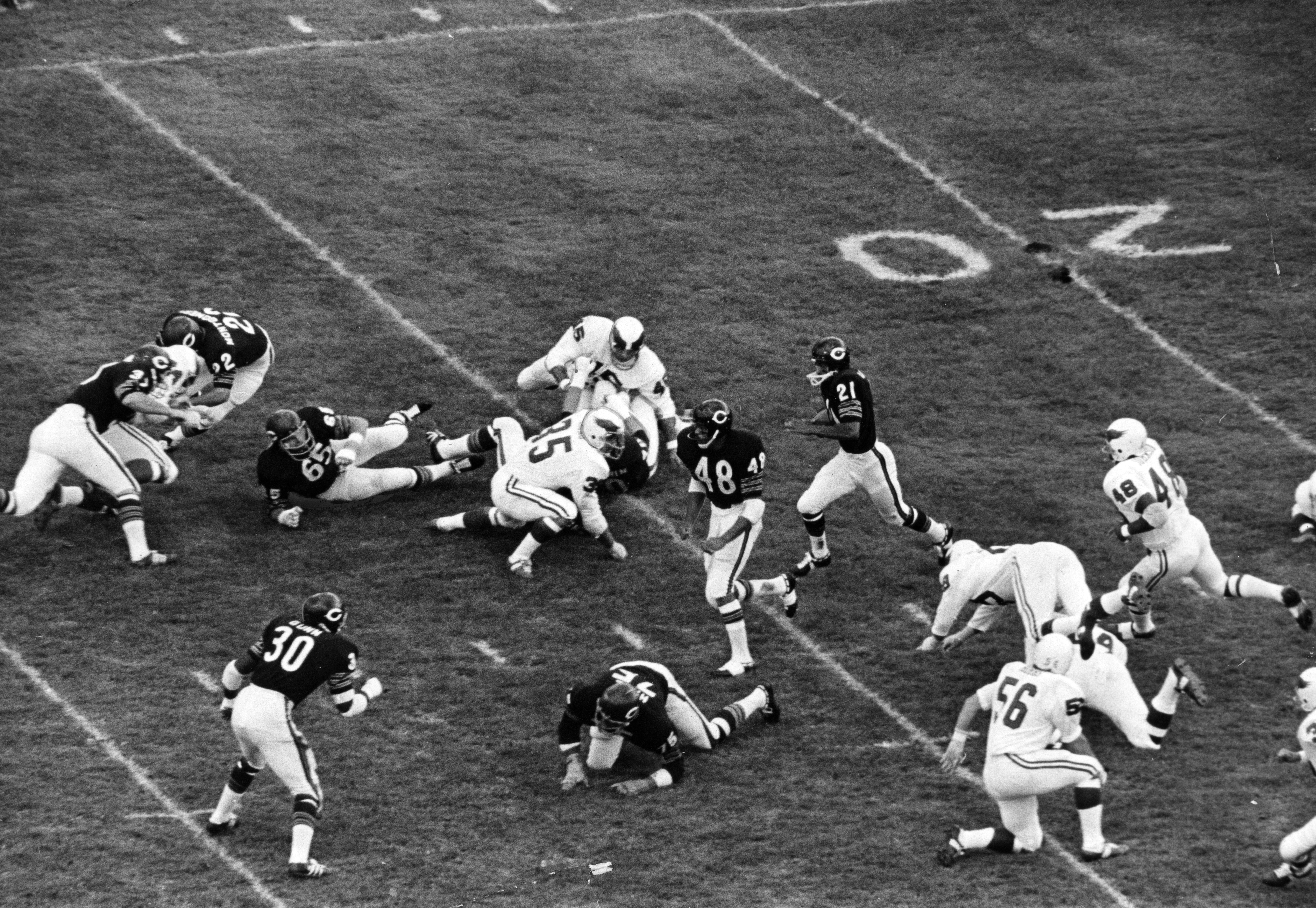 Bears' Cecil Turner (21) finds a clear path as he follows his blockers on his 96-yard touchdown jaunt from the opening kickoff in Dyche Stadium on Sept. 27, 1970. The Bears beat the Philadelphia Eagles 20 to 16. (Bob Fila/Chicago Today)